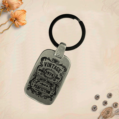 Llavero Vintage para Cumpleaños C1 Personalizado. Graba tú nombre en llavero. Regalo Ideal.