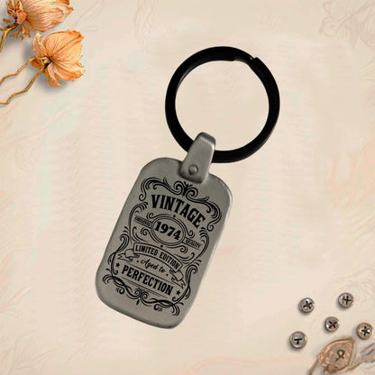 Llavero Vintage para Cumpleaños C1 Personalizado. Graba tú nombre en llavero. Regalo Ideal.